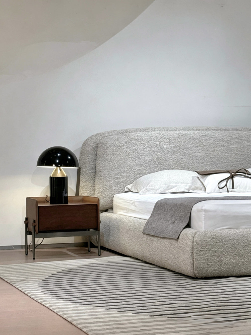 GC2543 Upholstered Bed